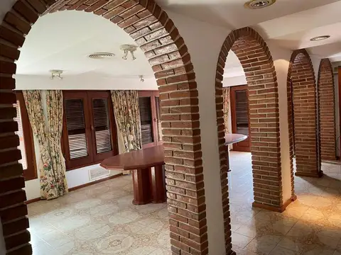 Casa 7 ambientes con 5 baños