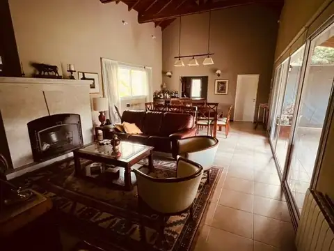 Casa en Venta con 2 cocheras