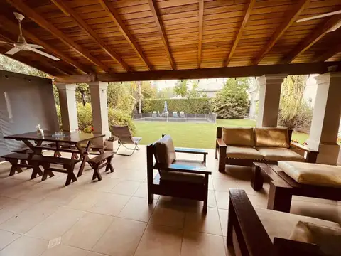 Casa 4 ambientes con 5 baños