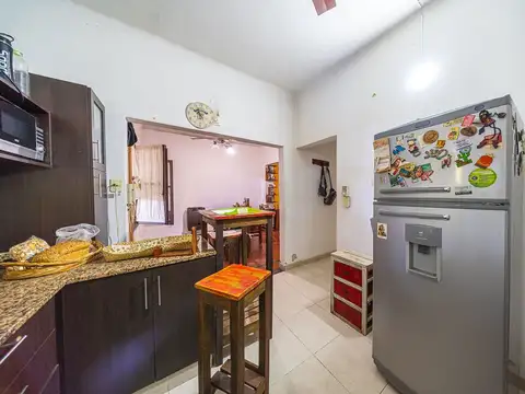Casa 8 ambientes con 2 baños