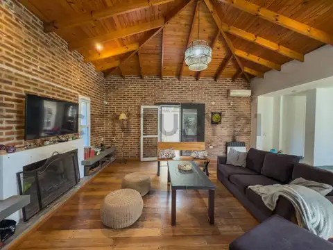 Casa 4 ambientes con 2 baños