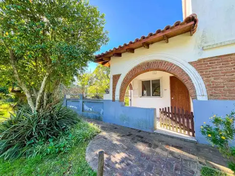 CASA EN VENTA ARANA LA PLATA 4 DORMITORIOS