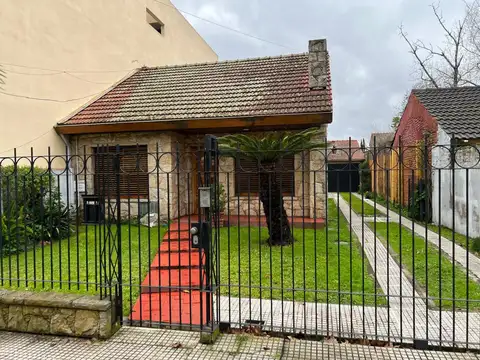 VENTA DE CASA 4 AMB, JARDIN ,COCHERA, APTA CREDITO
