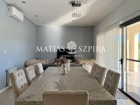 Casa en Alquiler con 2 cocheras