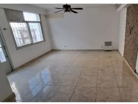 Dpto. Tipo casa de 5 ambientes en dos plantas con Patio, Quincho y Terraza - Corrales 6600 - V....
