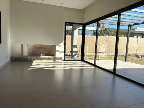 Venta Casa 3 habitaciones Barrio Aguaribay Chacras