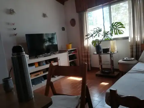 CASA AMERICANA CON LOTE BIEN UBICADA