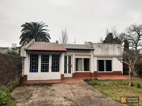 Casa en venta - 2 dormitorios 2 baños - Cochera - 144mts2 - Manuel B Gonnet, La Plata