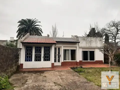 Casa en venta - 2 dormitorios 2 baños - Cochera - 144mts2 - Manuel B Gonnet, La Plata