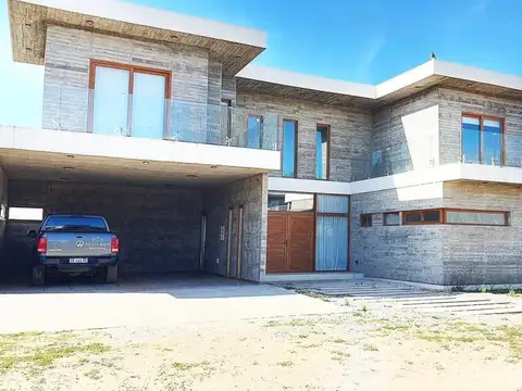 Casa en venta - 7 Dormitorios 7 Baños - Pinamar