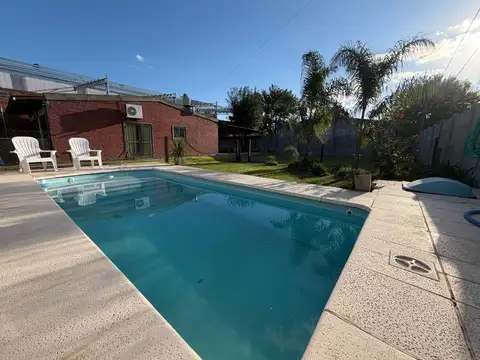 VENTA CASA 2 DORMITORIOS CON PARRILLERO EN ROLDAN