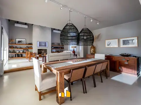 Casa en Venta con 4 cocheras