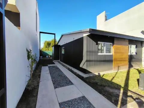 Casa Venta Gonnet a Estrenar 2 Dormitorios Pileta