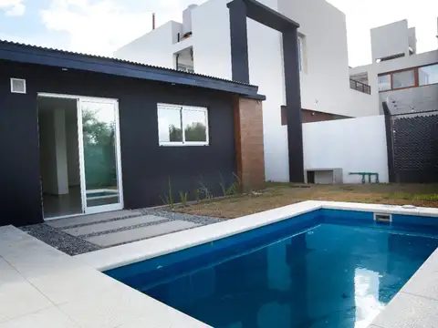 Casa Venta Gonnet a Estrenar 2 Dormitorios Pileta