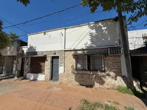 Casa al frente 3 dor y patio.Gran potencial