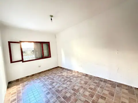 Casa al frente 3 dor y patio.Gran potencial