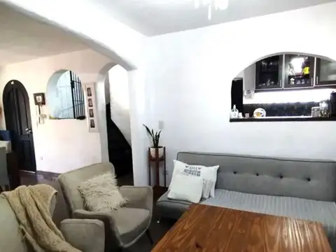 Casa 4 ambientes con 2 baños