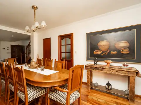 Casa 6 ambientes con 2 baños