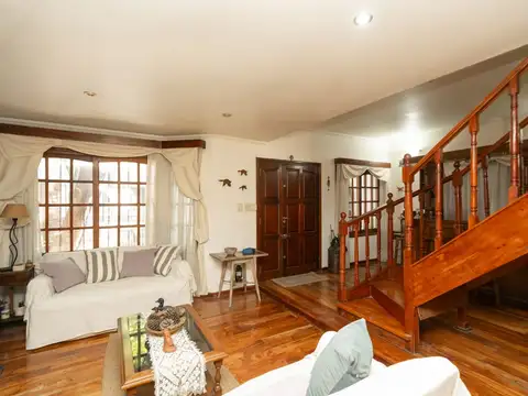 Casa en Alquiler con 2 cocheras