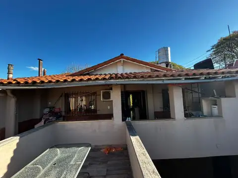 CASA 5 AMBIENTES RECICLADA CON QUINCHO, TERRAZA Y COCHERA LINIERS