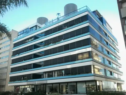Vende apartamento de 3 dormitorios , frente al Puerto de Punta del Este 