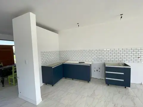 Casa 4 ambientes con 2 baños