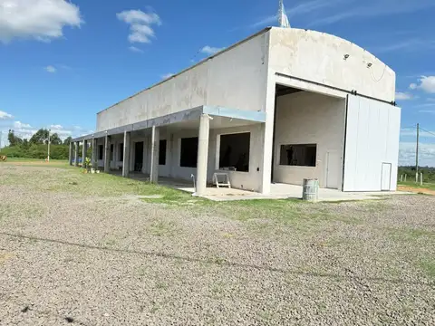 Amplio Galpón en acceso a Concordia 