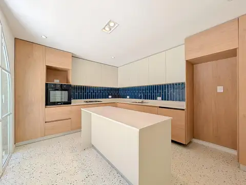 CASA A LA VENTA DE TRES DORMITORIOS + PATIO + TERRAZA EN ZONA CENTRO