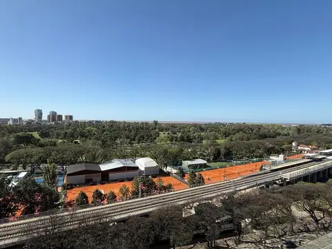 Panorámica vista al rio y  golf- Penthouse alto en venta- Balcón terraza