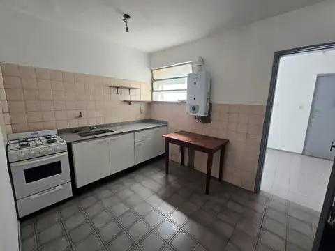 Venta departamento Rosario.  Jujuy y Moreno. Al frente con balcón. Escalera. Oportunidad!
