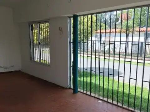 Local en Alquiler en Barrio Parque Field, $ 350.000