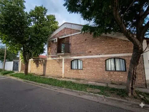 Casa 7 ambientes con 2 baños