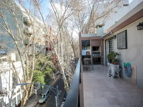 3 ambientes al frente con balcón aterrazado y parrilla, luminoso y cómodo. Confort y estilo.