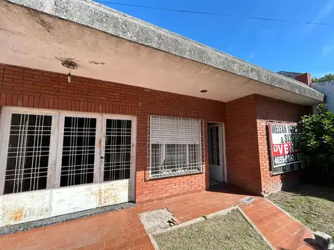 CASA AMERICANA CON COCHERA PASANTE - TERRAZA - FONDO - A RECICLAR -