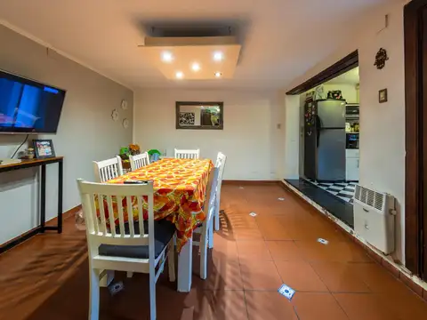 VENTA - CASA DE PASILLO TRES DORMITORIOS Y PATIO - CENTRO, ROSARIO