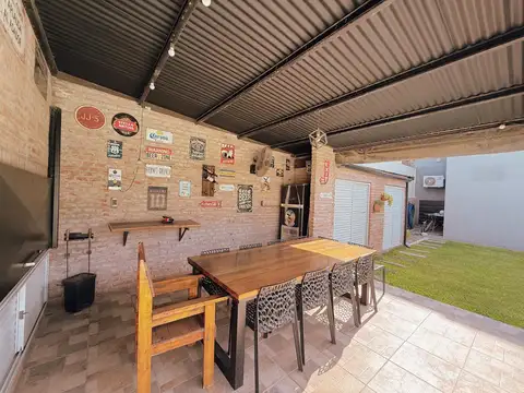 Casa 4 ambientes con 2 baños