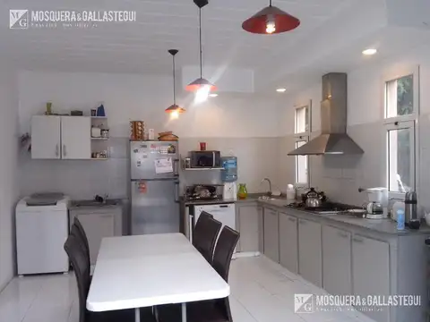 Casa en Venta con 4 cocheras