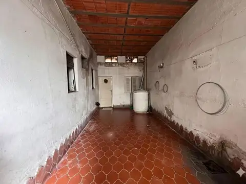 Casa 8 ambientes con 2 baños