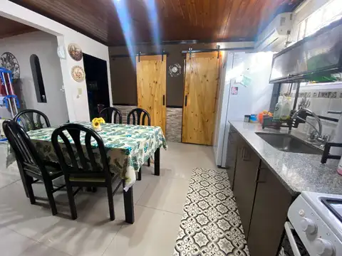 Casa 4 ambientes con 2 baños