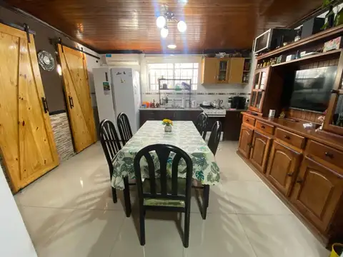 VENTA CASA 4 AMB CON LOCAL,COCHERA.ESCOBAR PERMUTA