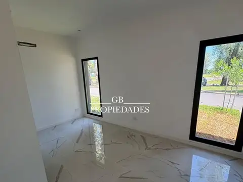 Casa en Venta con 4 cocheras