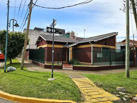 Casa de lote propio en Venta esquina con doble jardín ,apto crédito, Carapachay, Vicente Lopez