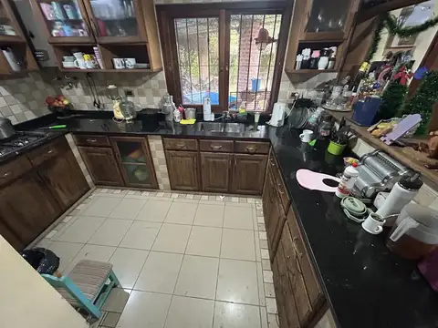 Casa 6 ambientes con 2 baños