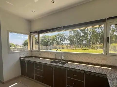 Casa en Alquiler con 1 cochera