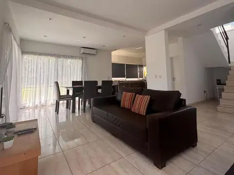 Casa 5 ambientes con 4 baños