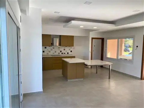 Casa 8 ambientes con 4 baños