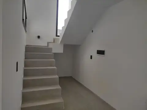 Casa en Alquiler con 2 cocheras