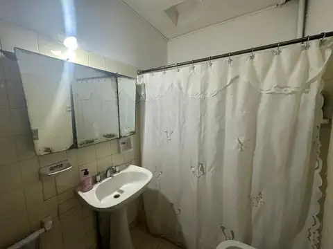 Vivienda multifamiliar, apta dos familias con garage y gran jardín fondo.