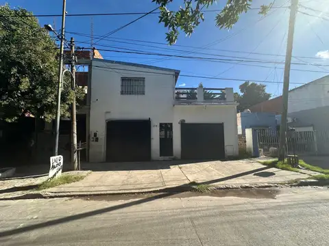 Vivienda multifamiliar, apta dos familias con garage y gran jardín fondo.