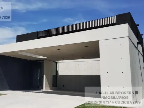 Casa en Venta con 2 cocheras